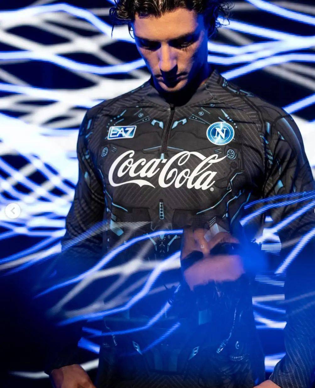  意甲训练课后走向成谜，那不勒斯更衣室发声，震撼外界，赛程密集仍需轮换