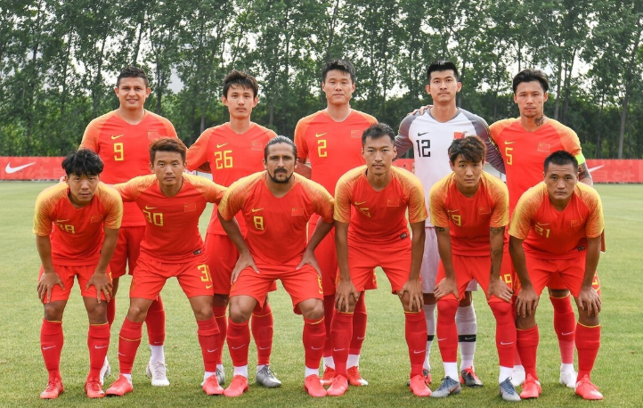 梅西球迷冲进球场视频 梅西球迷冲进球场视频