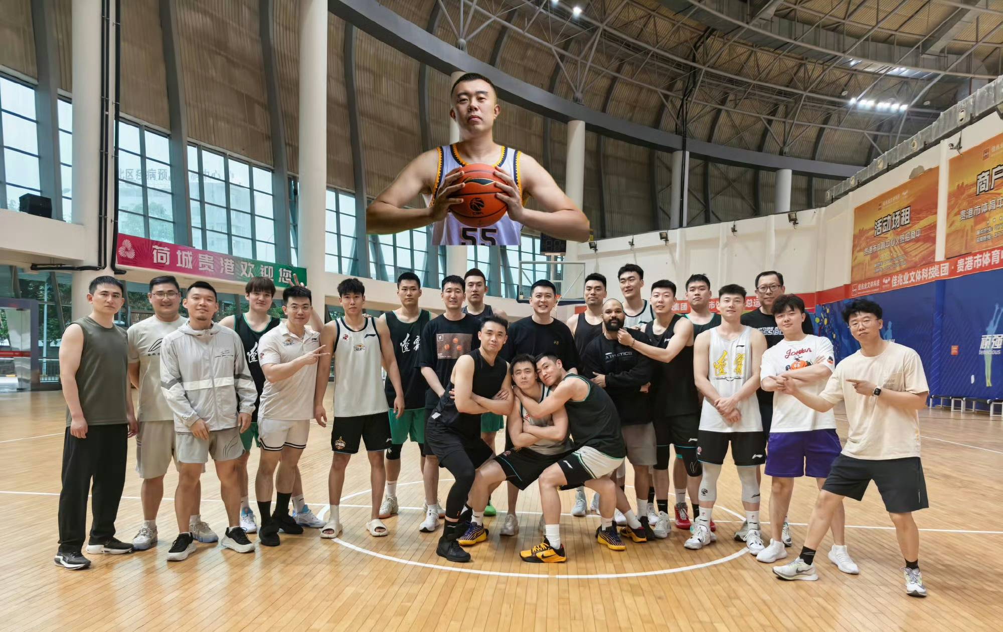 赛前体能课后,山东男篮内部沟通备战欧冠,态度坚定,更衣室氛围转暖 赛前体能课后,山东男篮内部沟通备战欧冠,态度坚定,更衣室氛围转暖