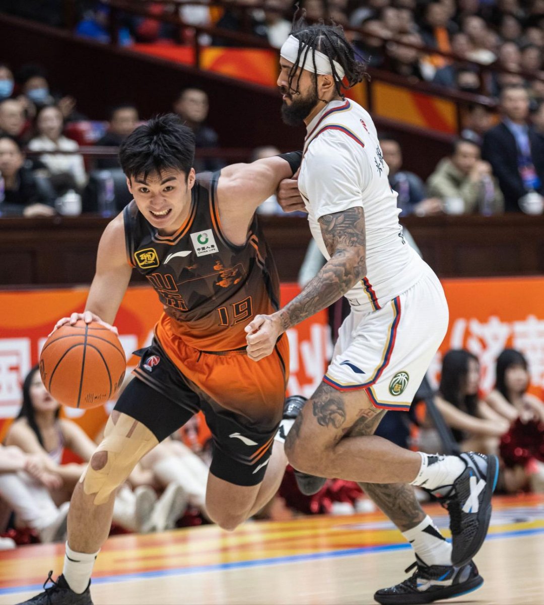 今夜CBA季后赛传出新动向，洛杉矶快船豪取连胜，管理层表态——赛场秩序良好，临场指挥获称赞的简单介绍